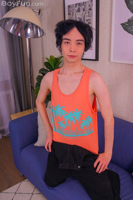 漂亮男孩 Al Keit 脫衣服並露出性感的屁股