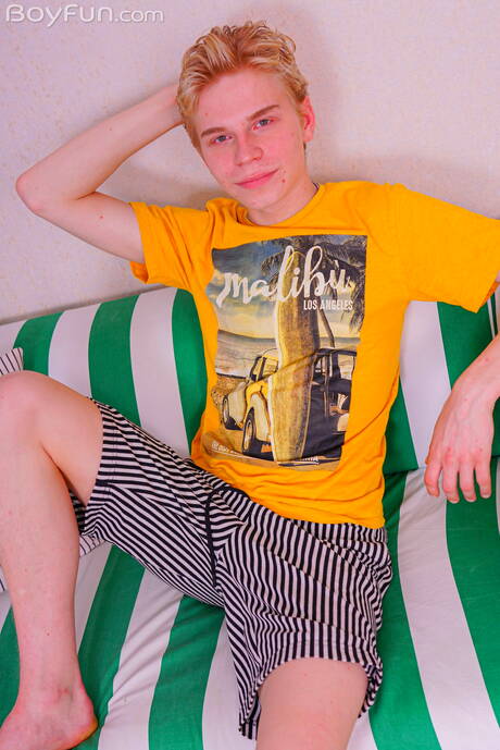 性感小鮮肉 John Jay 正在調戲他的雞巴