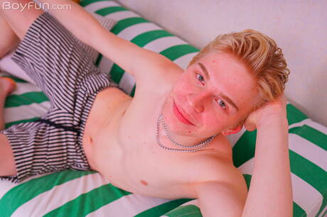 性感小鮮肉 John Jay 正在調戲他的雞巴