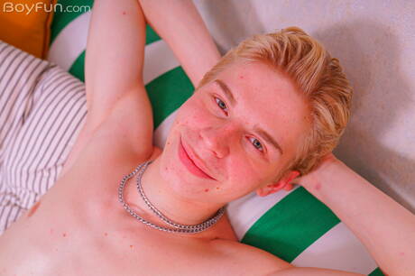 性感小鮮肉 John Jay 正在調戲他的雞巴