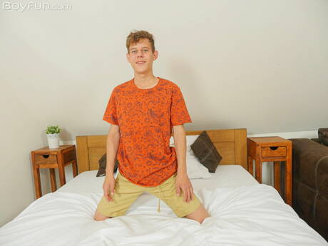 トゥインクのオリー・バーンが美しい体を披露