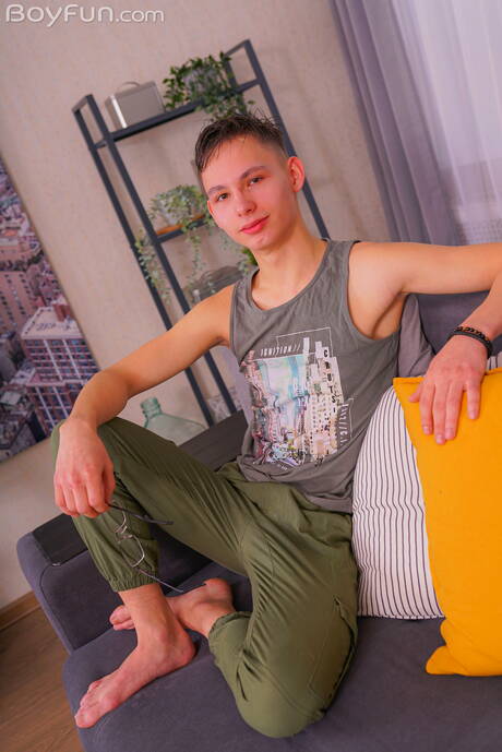 Il bellissimo ragazzo Rimi Morty posa nudo e mostra il suo sedere