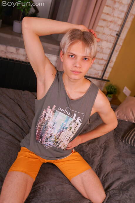 帥哥丹尼爾·斯塔爾脫光衣服，露出性感的屁股