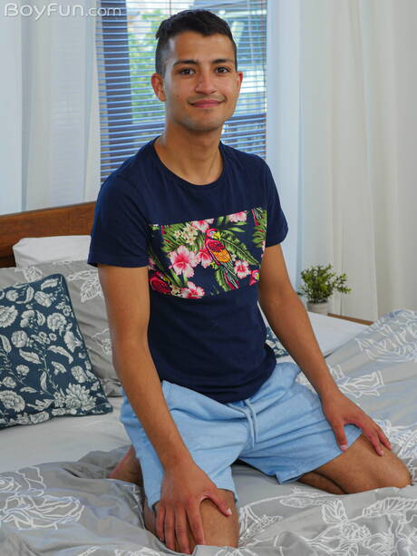 Latino twink Javi Xisco poseert naakt