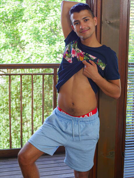 Latino twink Javi Xisco poseert naakt