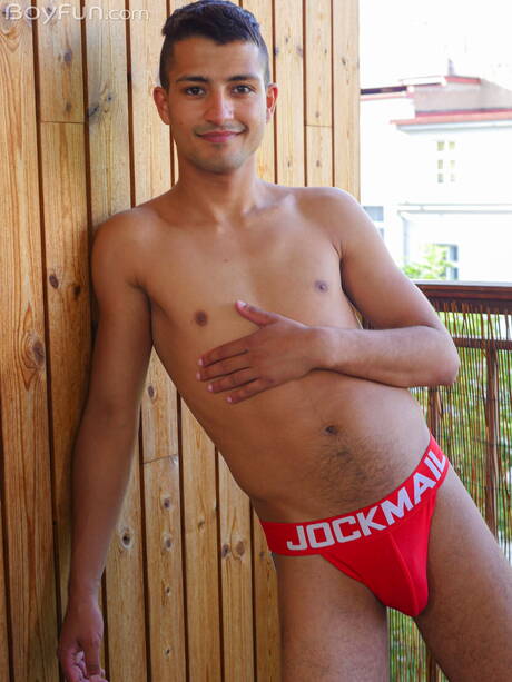 Latino twink Javi Xisco poseert naakt