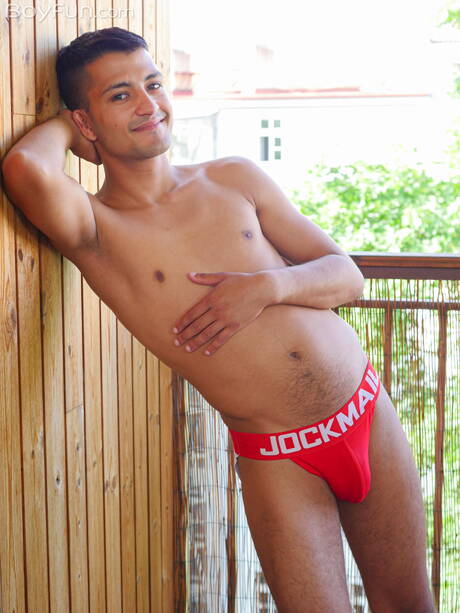 Latino twink Javi Xisco poseert naakt