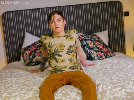 Beau garçon Beno Eker posant nu et montrant un joli cul