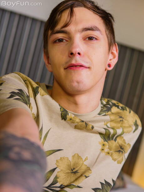 Beau garçon Beno Eker posant nu et montrant un joli cul