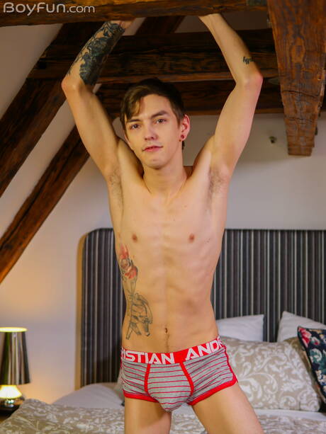 Beau garçon Beno Eker posant nu et montrant un joli cul
