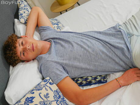 Der junge Kerl Danny Clay zieht sich aus und zeigt seinen knackigen Hintern