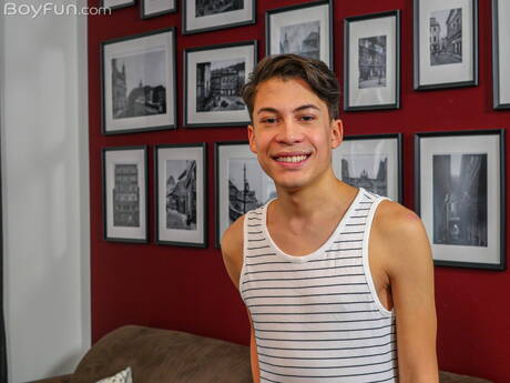 Knappe Latijns-Amerikaanse jongen Danny Bianchi kleedt zich uit en laat zijn hete kont zien