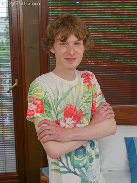 Der junge Dylan Reed zeigt einen wunderschönen Körper