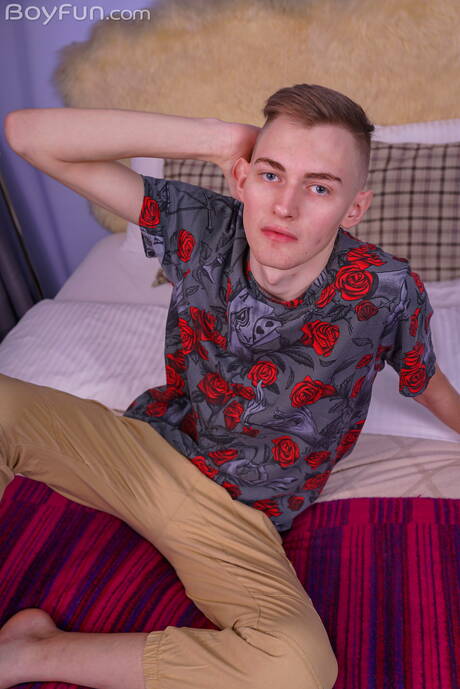 Hete twink Jaison Moon poseert naakt en laat haar mooie kont zien