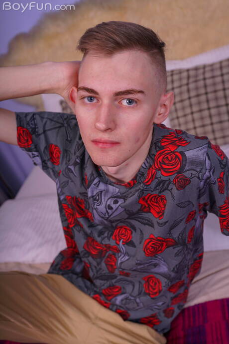 Hete twink Jaison Moon poseert naakt en laat haar mooie kont zien