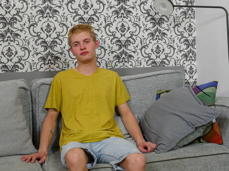 小男孩 Kyle Polaski 脫衣服並露出屁股