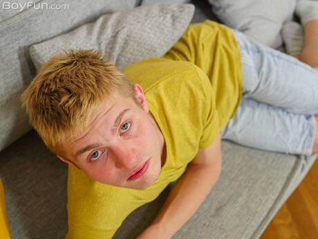 小男孩 Kyle Polaski 脫衣服並露出屁股