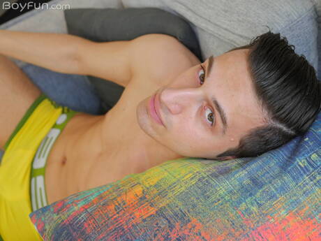 年輕男孩菲利普·庫切拉脫衣服，露出緊實的臀部