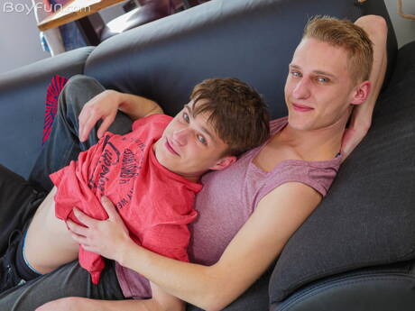 Czeskie gwiazdy porno, przystojny chłopak Jean Gilliam i młody koleś Oliver Morgenson ruchają się w dupę po ssaniu kutasa