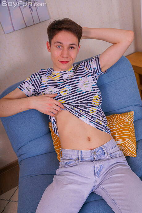 Boyfun: 漂亮男孩尤金柯爾特脫光衣服，露出緊實的臀部