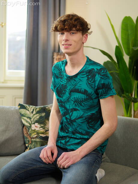 Il giovane Joey Mckenzie si spoglia e mostra il suo sedere sodo