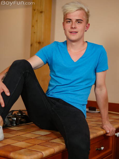 Der heiße Twink Jamie Kelvin posiert nackt und zeigt seinen Arsch in der Küche