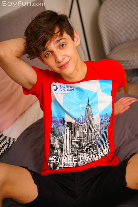 Boyfun: 젊은 남자 토니 케이트가 옷을 벗고 뜨거운 엉덩이를 과시하고 있다