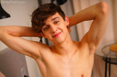 年輕小夥Tony Keit脫衣服，露出性感的臀部