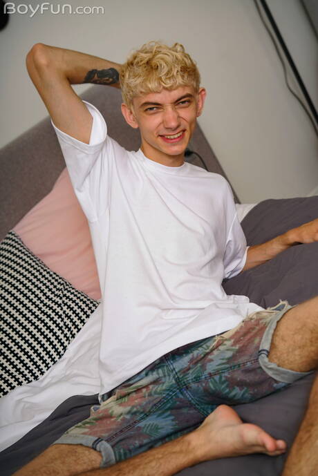 年輕的 Elio Pjatteryd 脫衣服，露出漂亮的臀部