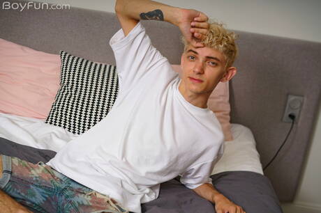 年輕的 Elio Pjatteryd 脫衣服，露出漂亮的臀部