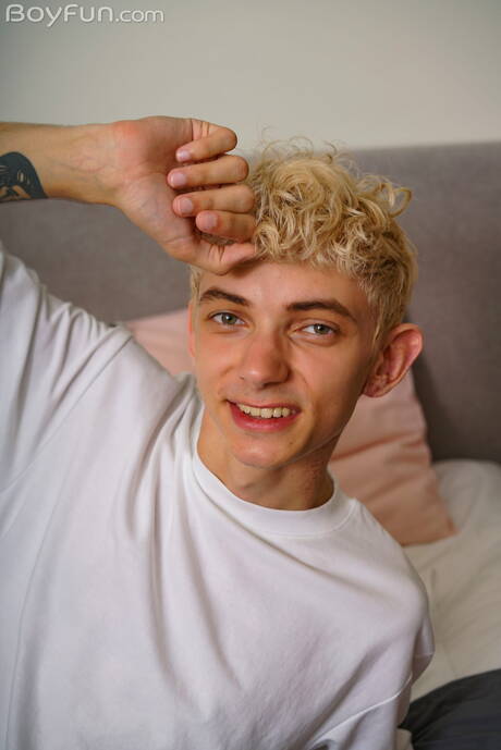 年輕的 Elio Pjatteryd 脫衣服，露出漂亮的臀部