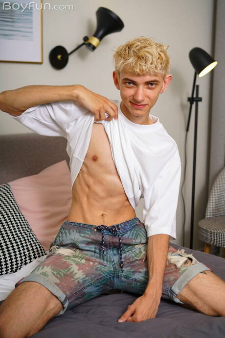 年輕的 Elio Pjatteryd 脫衣服，露出漂亮的臀部