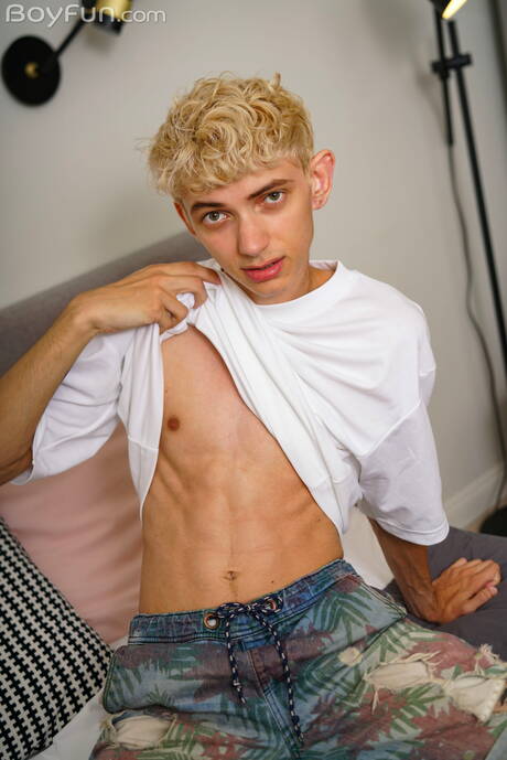 年輕的 Elio Pjatteryd 脫衣服，露出漂亮的臀部