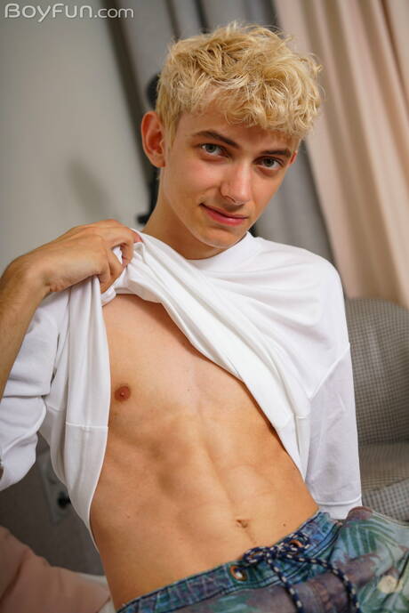 De jonge Elio Pjatteryd kleedt zich uit en laat zijn mooie kont zien