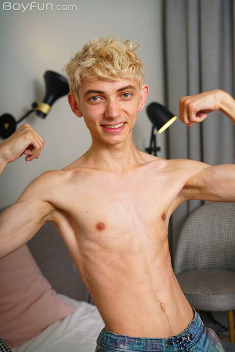 年輕的 Elio Pjatteryd 脫衣服，露出漂亮的臀部