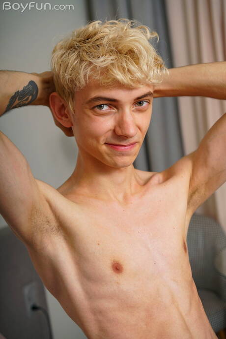 年輕的 Elio Pjatteryd 脫衣服，露出漂亮的臀部