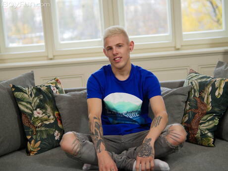 Il ragazzo sexy Noah Carter posa nudo e mostra un bel culo