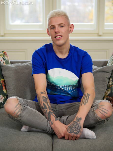 Il ragazzo sexy Noah Carter posa nudo e mostra un bel culo