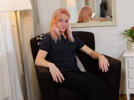 漂亮男孩 Sasha Deluxe 裸體擺造型，露出臀部