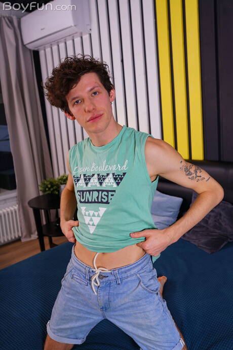 Il giovane Henry Wilcox posa nudo e mostra il suo culo