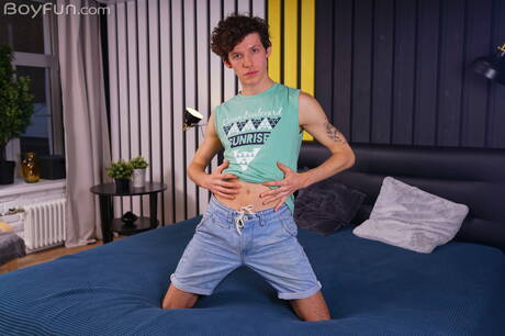 Il giovane Henry Wilcox posa nudo e mostra il suo culo