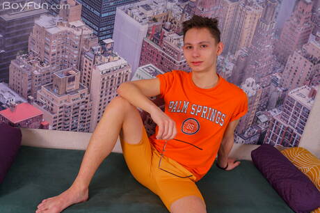 年輕小夥Rimi Morty玩弄雞巴