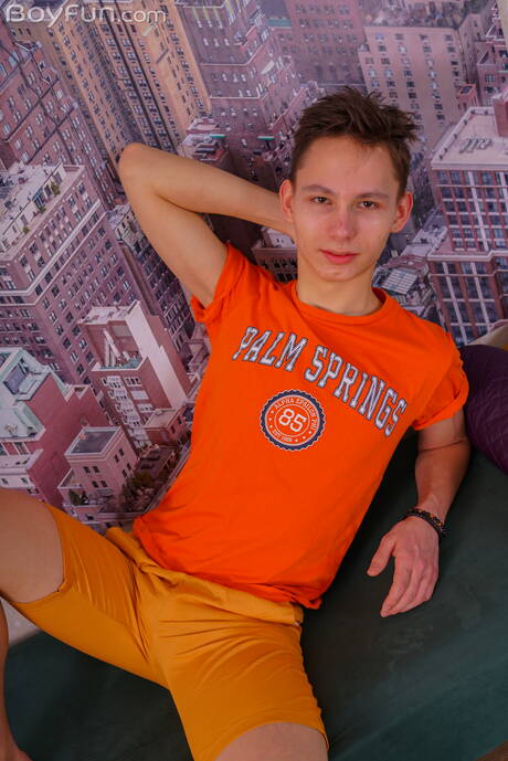 年輕小夥Rimi Morty玩弄雞巴