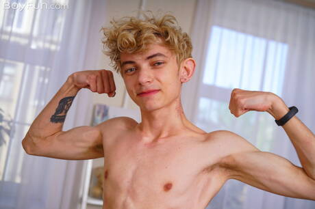 漂亮的 Elio Pjatteryd 脫光衣服，露出臀部