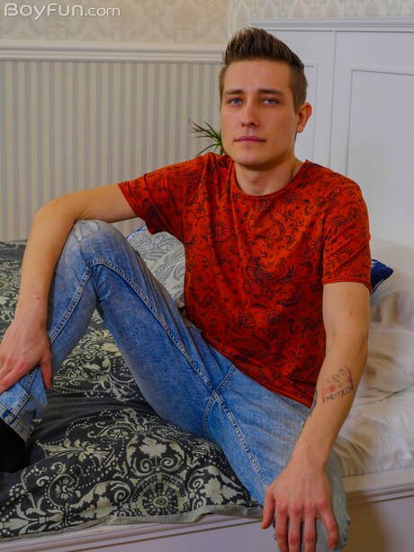 Der junge Kerl Evan Novak zieht sich aus und zeigt seinen Arsch