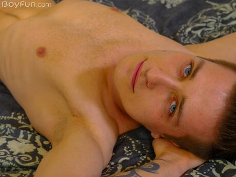 Young dude Evan Novak undressing and showing his ass