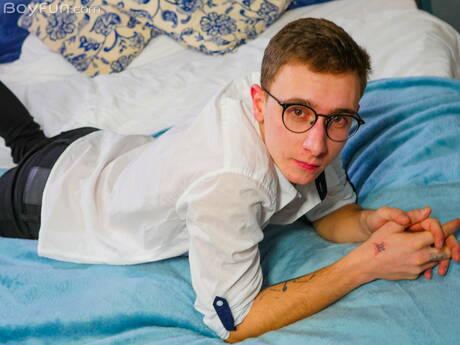 Der junge Ronan Keane posiert nackt und zeigt seinen heißen Hintern