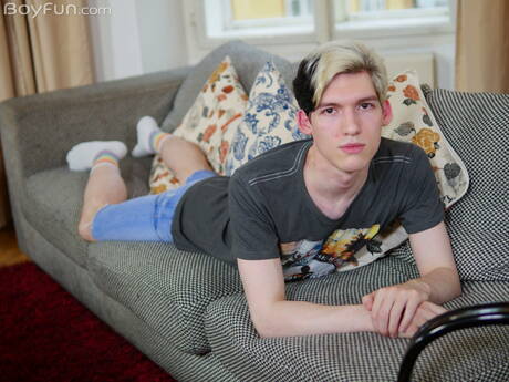 Młody chłopak Jake Hunter pozuje nago i pokazuje ciasny tyłek