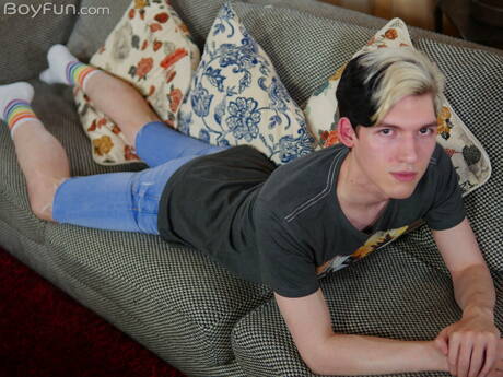 Młody chłopak Jake Hunter pozuje nago i pokazuje ciasny tyłek