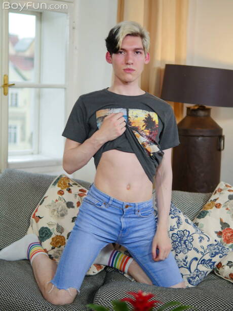 Młody chłopak Jake Hunter pozuje nago i pokazuje ciasny tyłek